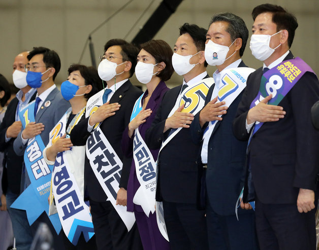 장경태 더불어민주당 최고위원 후보(왼쪽부터), 서영교, 박찬대, 고민정, 고영인, 정청래, 송갑석 후보가 27일 오후 경기도 고양시 일산 킨텍스에서 열린 서울 지역 합동연설회에서 국민의례를 하고 있다. 2022.8.27/뉴스1 ⓒ News1