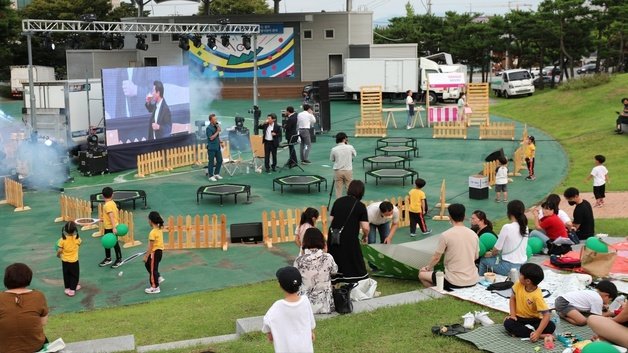 정인화 전남 광양시장이 25일 오후 6시 시청 앞 야외공연장에서 열린 ‘시장님과 함께하는 톡톡 튀는 콘서트’ 행사에 참여해 음주를 하고 있다.(독자 제공)2022.8.27/뉴스1 ⓒ News1