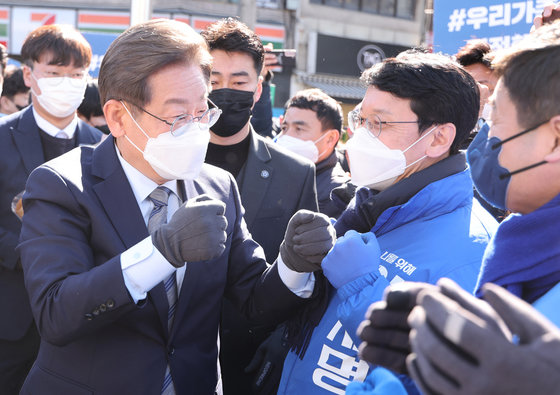 더불어민주당 이재명 대선후보가 6일 서울시 성북천 분수광장에서 열린 ‘성북·강북의 변화와 새로운 미래! 이재명이 앞장섭니다!’ 성북·강북 유세장에 도착하며 천준호 의원 등 지역 의원들과 인사하고 있다. 2022.3.6. 국회사진취재단