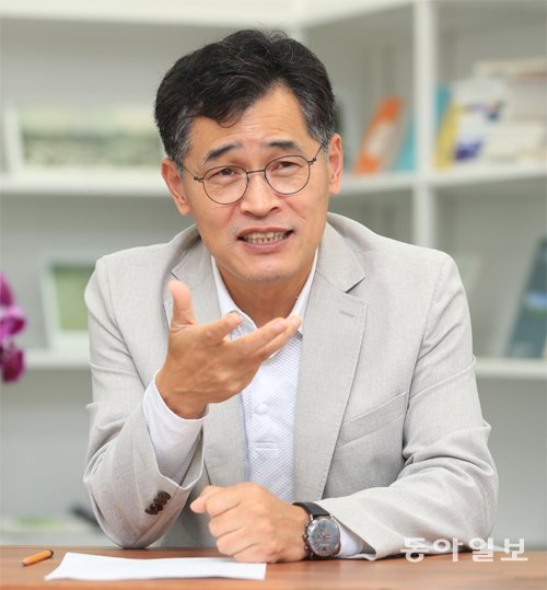 이기재 양천구청장은 26일 동아일보와의 인터뷰에서 “재건축 재개발 등 구 현안에 대해 중앙정부와 서울시에 적극적으로 의견을 건의하고 해결되도록 만들겠다”고 밝혔다. 장승윤 기자 tomato99@donga.com