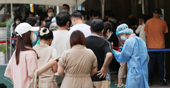 28일 오전 서울 송파구보건소 신종 코로나 바이러스 감염증(코로나19) 선별진료소에서 관계자가 검사를 받으러 온 시민들을 안내하고 있다.  2022.8.28/뉴스1 ⓒ News1