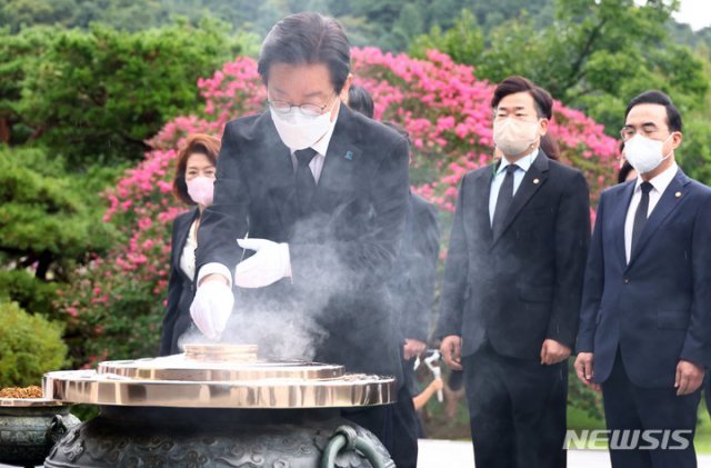 더불어민주당 이재명 대표가 29일 오전 서울 동작동 국립서울현충원을 찾아 분향하고 있다. 사진공동취재단