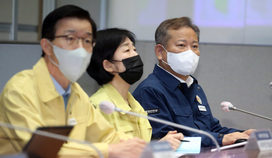 이상민 행정안전부 장관(오른쪽) 한화진 환경부 장관, 방문규 국무조정실장이 지난 24일 서울 종로구 세종대로 정부서울청사에서 열린 코로나19 중앙재난안전대책본부 영상회의에서 한덕수 국무총리의 모두발언을 듣고 있다. /뉴스1 ⓒ News1