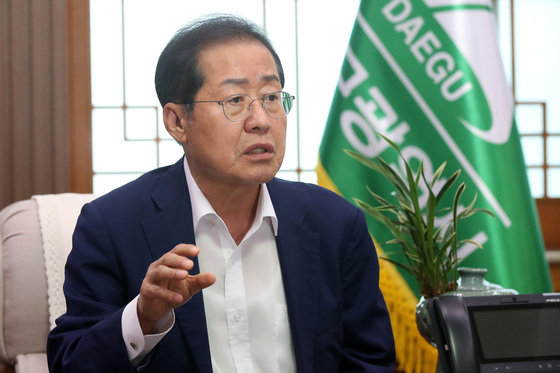 홍준표 대구시장이 11일 오후 대구시청 산격청사에서 권기창 안동시장과 만나 ‘낙동강 상류 댐의 대구 식수원 활용(맑은물 하이웨이 사업)’ 방안에 대해 논의하고 있다. 2022.8.11/뉴스1