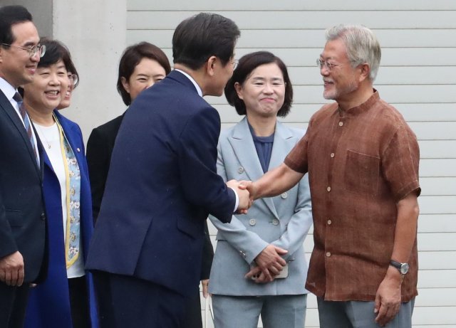 문재인 전 대통령이 29일 오후 경남 양산시 하북면 평산마을 사저에서 예방을 마친 이재명 더불어민주당 신임 대표 등 당 지도부를 배웅하고 있다. 2022.08.29. 사진공동취재단