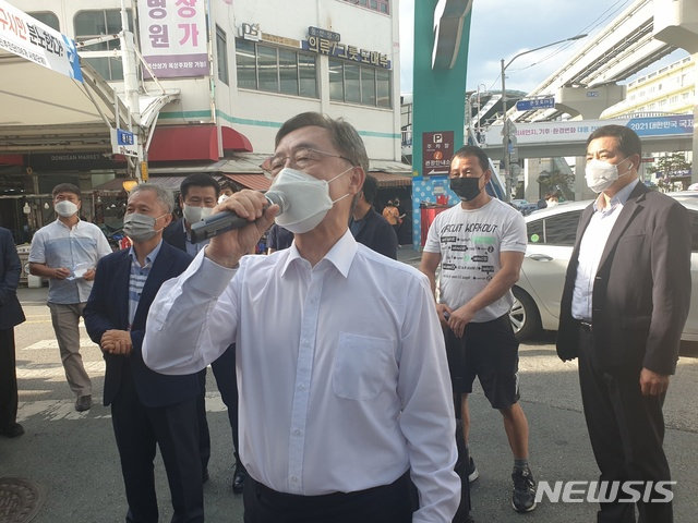 국민의힘 당 대선 경선 후보인 최재형 전 감사원장이 6일 오후 대구 중구 대신동 서문시장상가연합회를 방문해 지지를 호소하고 있다. 2021.08.06. 뉴시스