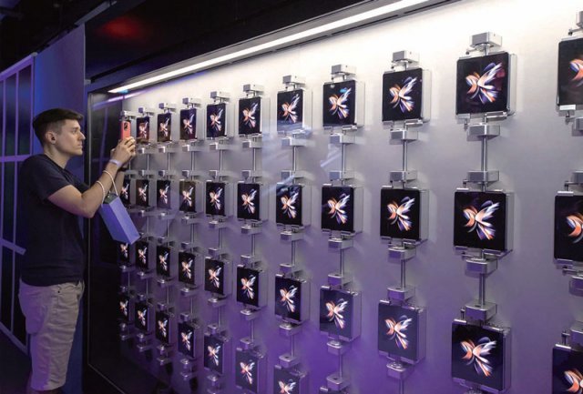 삼성전자 갤럭시 언팩 뉴욕체험관에 전시된 ‘갤럭시 Z 폴드4’.