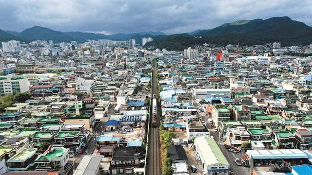 전남 순천시 시내를 통과하는 기존 경전선 철도 노선의 모습. 순천시와 시민들은 경전선 고속전철화 사업 노선이
도심을 관통할 경우 각종 문제점이 커질 것을 우려하며 외곽 우회 노선을 주장하고 있다. 순천시 제공