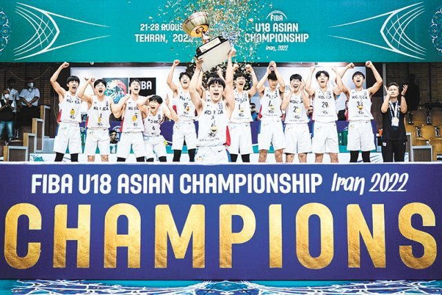 18세 이하 남자 농구 국가대표팀이 28일 이란 테헤란에서 열린 국제농구연맹(FIBA) 
아시아선수권대회 결승전에서 일본을 77-73으로 꺾고 22년 만에 이 대회 우승을 차지했다. 주장 이채형이 트로피를 들어올리자 
대표팀 선수들이 환호하고 있다. FIBA 제공