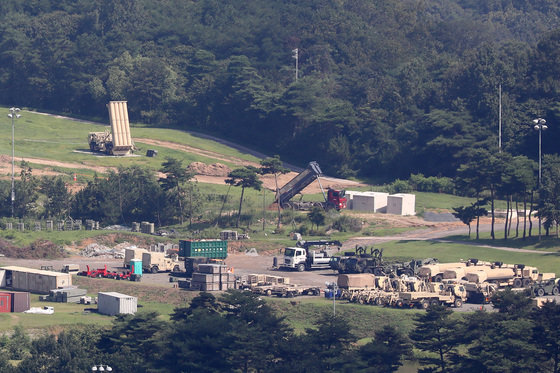 18일 오전 경북 성주군 초전면 소성리 사드(THAAD·고고도 미사일 방어체계) 기지에서 사드 발사대가 하늘을 향해 세워져 있고, 발사대 주변으로 대형 트럭이 싣고 온 흙을 내리고 있다. 2022.8.18/뉴스1 ⓒ News1