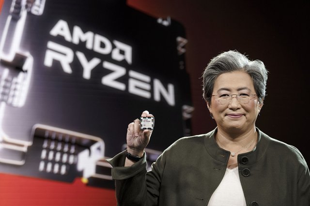 AMD CEO 리사 수 박사가 AMD 라이젠 7000 시리즈 프로세서를 들고 있다. 제공=AMD