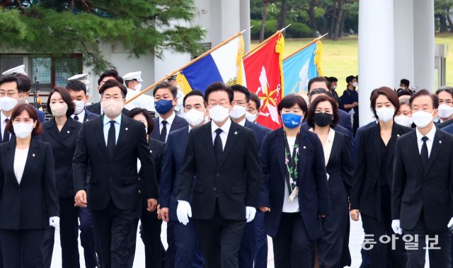 이재명 더불어민주당 신임 당대표와 지도부가 29일 오전 동작동 국립서울현충원을 들어가고 있다. 원대연 기자 yeon72@donga.com