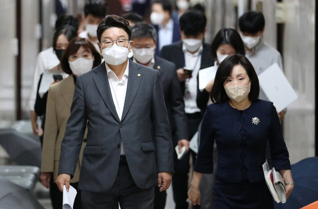 권성동 국민의힘 원내대표가 29일 오전 서울 여의도 국회에서 열린 비상대책위원회의에 참석하고 있다. 사진공동취재단