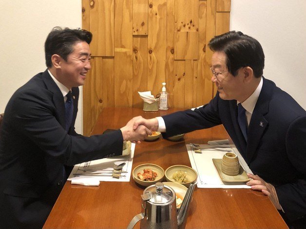 30일 이재명 더불어민주당 대표(왼쪽)와 강훈식 민주당 의원이 오찬 전 악수하고 있다.ⓒ 뉴스1