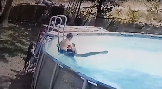 로리 키니가 수영장에서 발작을 일으키자 아들 개빈 키니가 뛰어들어 로리를 사다리까지 끌고 왔다. 로리 키니 페이스북