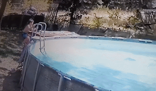 로리 키니가 수영장에서 발작을 일으키자 아들 개빈 키니가 뛰어들어 구하고 있다. 로리 키니 페이스북