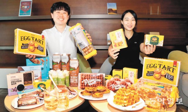 29일 오후 서울 성동구 이마트 성수점에서 노브랜드의 인기 제품을 개발한 바이어들이 상품을 선보이고 있다. 이마트가 상반기에 
출시한 ‘노브랜드 단백질바’와 ‘캐모마일꿀차’는 저렴한 가격으로 트렌디한 경험을 누리길 원하는 MZ세대에게 큰 인기를 끌고 있다.
 김동주 기자 zoo@donga.com