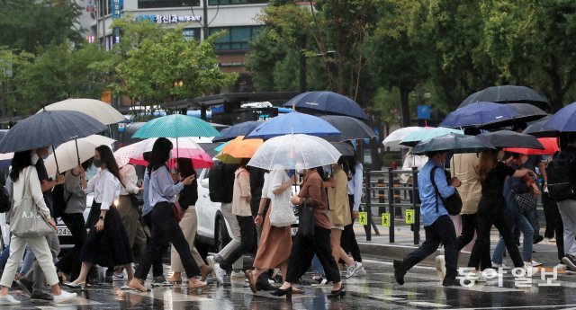가을을 재촉하는 비가 30일 전국에 내리고 있다. 서울 광화문 사거리 횡단보도를 건너가는 시민들. 장승윤 기자 tomato99@donga.com