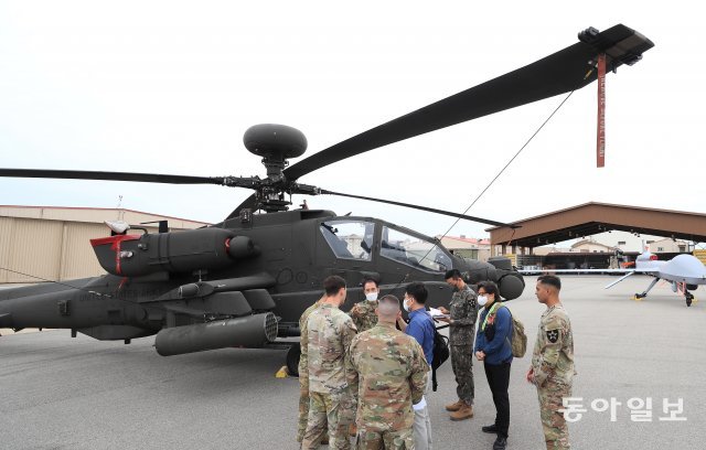 캠프 험프리스에서 주한미군 제2항공전투여단에 배치된 최신 아파치 헬기. 평택=김재명 기자 base@donga.com