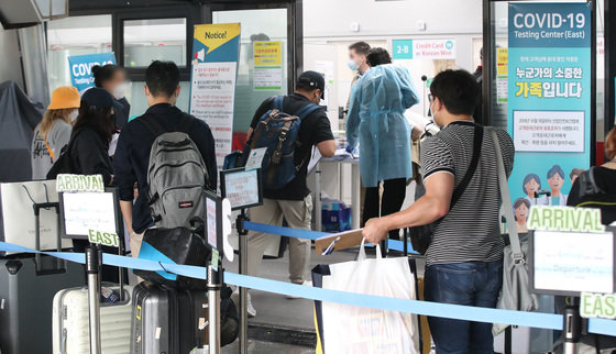 인천국제공항 1터미널 신종 코로나바이러스 감염증(코로나19) 검사센터 앞에서 해외입국자들이 코로나19 검사를 기다리고 있다./뉴스1