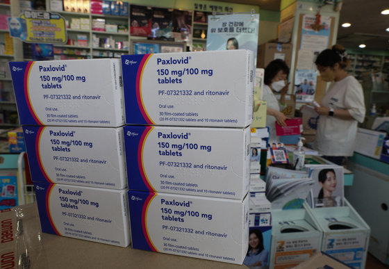 16일 서울의 한 약국에 신종 코로나바이러스 감염증(코로나19) 먹는 치료제인 화이자사의 팍스로비드가 놓여 있다. 이날부터 기저질환이 있는 12세 어린이도 코로나19에 확진되면 팍스로비드를 처방받을 수 있다. 중앙재난안전대책본부는 이날부터 화이자의 팍스로비드와 머크(MSD)의 라게브리오 처방 대상을 12세 이상 기저질환자, 18세 이상 기저질환자로 각각 확대한다. 이때 기저질환은 당뇨, 심혈관질환, 만성 신장질환, 만성 폐질환, 체질량지수 30㎏/㎡ 이상, 신경발달장애 등을 의미한다. 2022.5.16/뉴스1 ⓒ News1