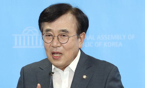 국민의힘 서병수 전국위원회 의장이 31일 오후 국회 소통관에서 전국위원회 의장직 사퇴를 밝히는 기자회견을 하고 있다. (공동취재사진) 뉴시스