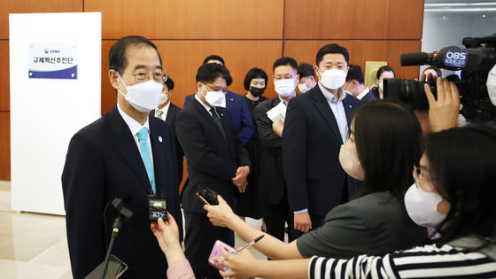 전직 공무원 등 민간 전문가로 구성된 규제혁신추진단의 단장을 맡고 있는 한덕수 국무총리가 31일 오후 서울 종로구 이마빌딩에서 열린 규제혁신추진단 현판식을 마친 뒤 취재진의 질문에 답하고 있다. 2022.8.31/뉴스1