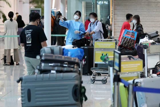 29일 인천국제공항 제2터미널에 마련된 코로나19 선별검사소에서 해외에서 입국한 여행객들이 검사 접수를 하기 앞서 짐을 보관하고 있다. 2022.8.29/뉴스1