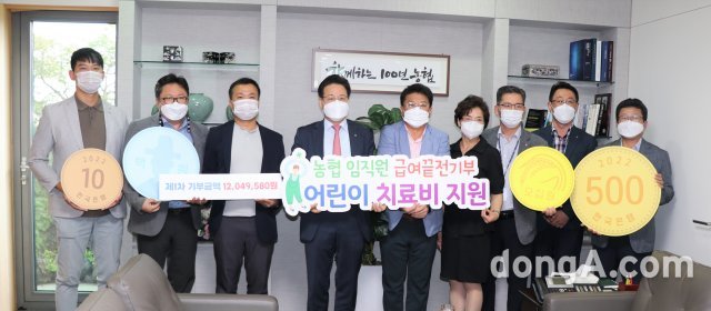 이재식 농협중앙회 부회장(왼쪽에서 네 번째)과 김용택 전국금융산업노동조합 NH농협지부 위원장(왼쪽 다섯 번째)이 31일 서울 중구 농협중앙회 본관에서 열린 범농협 임직원 급여끝전 기부운동 모금액 1차 전달식에 참석해 기념촬영을 하고 있다. 농협 제공