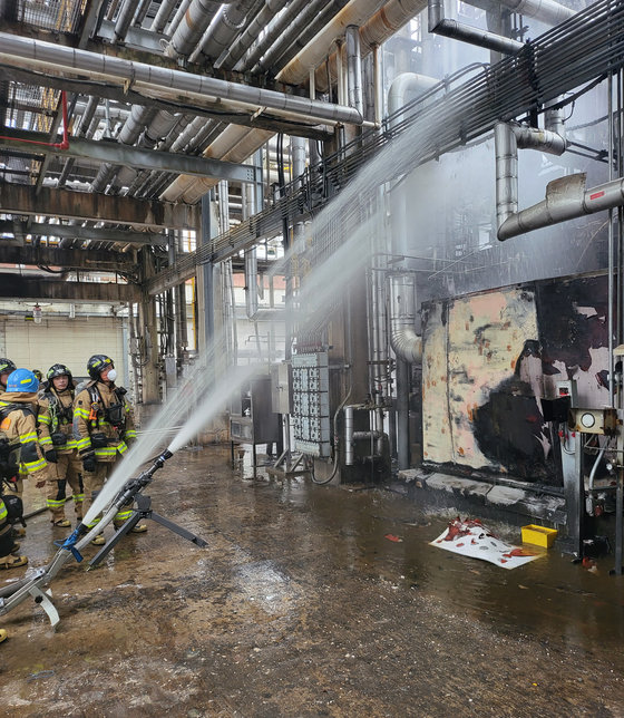 31일 오후 3시42분께 울산 남구 상개동 SK지오센트릭 폴리머공장에서 폭발 사고가 발생해 소방당국이 냉각 작업을 하고 있다. (울산소방본부 제공) 2022.8.31/뉴스1 ⓒ News1