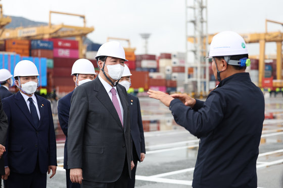 윤석열 대통령이 31일 오전 경남 창원시 진해구 부산항 신항 한진부산컨테이너터미널을 찾아 항만물류시설 현장을 둘러보며 신항 개발계획, 물류 대응 현황 등에 대한 설명을 듣고 있다. 대통령실 제공