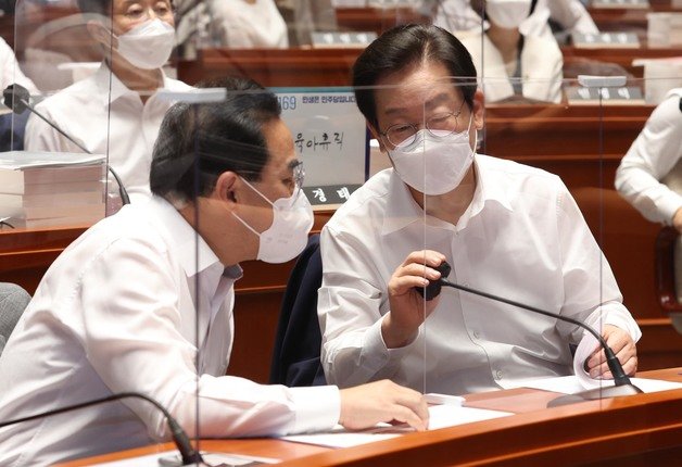 이재명 더불어민주당 대표와 박홍근 원내대표가 31일 오후 서울 여의도 국회에서 열린 더불어민주당 2022년 정기 국회 대비 국회의원 워크숍에서 대화를 하고 있다. (공동취재) 2022.8.31/뉴스1