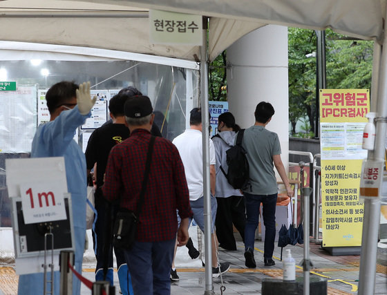 서울 마포구보건소 코로나19 선별진료소를 찾은 시민들이 검사 대기를 하고 있다. 뉴스1