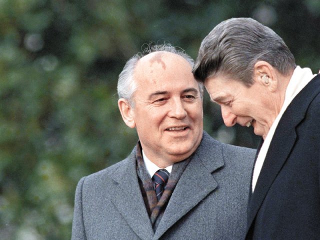 첫 방미… 탈냉전 서막 지난달 30일(현지 시간) 별세한 미하일 고르바초프 옛 소련 대통령(왼쪽)이 공산당 서기장 
시절인 1987년 12월 미국 워싱턴 백악관을 처음 방문해 로널드 레이건 당시 미국 대통령과 대화를 나누고 있다. 두 정상은 이 
정상회담을 통해 사거리 500∼5500km의 중·단거리 핵미사일 보유를 금지한 중거리핵전력조약(INF)을 체결했다. 탈냉전의 
신호탄이 된 상징적인 사건이었다. 도널드 트럼프 전 미국 대통령은 2019년 중국이 이 조약에 참여하지 않았다는 이유로 탈퇴를 
선언했다. 워싱턴=AP 뉴시스