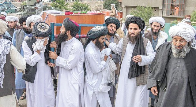 지난달 17일(현지 시간) 이슬람 극단주의 테러단체 이슬람국가(IS)의 산하 조직 ‘IS-K’가 아프가니스탄 수도 카불의 한 
모스크에서 자행한 자폭 테러로 21명이 희생된 가운데 다음 날 치러진 장례식에서 사람들이 희생자의 관을 운구하고 있다. 
아프가니스탄 집권 세력 탈레반이 잇따라 테러를 감행하는 IS-K를 견제하기 위해 최근 미군의 무인기 공격으로 수장을 잃은 
알카에다와 협력할 가능성이 제기된다. 카불=AP 뉴시스