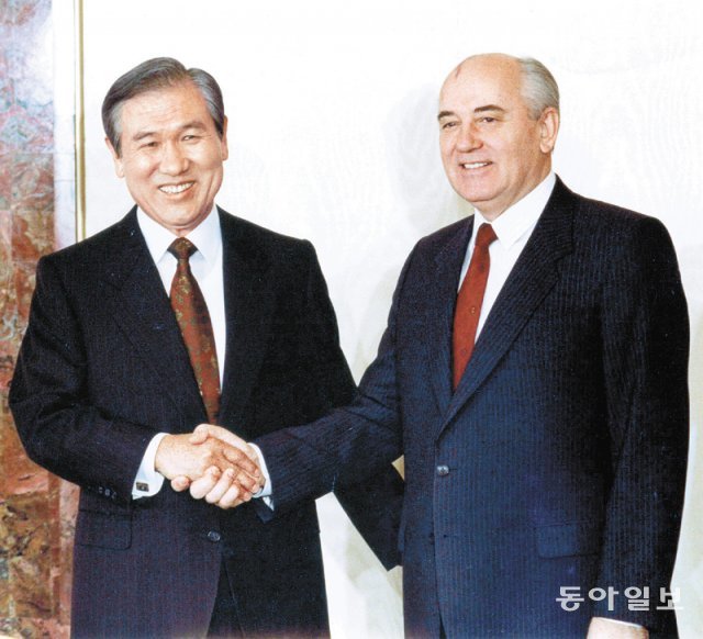 노태우 만난 고르바초프 1990년 12월 한국 정상 최초로 러시아 모스크바 크렘린궁을 방문한 노태우 당시 대통령(왼쪽)이 미하일 고르바초프 당시 소련 대통령과 악수하고 있다. 같은 해 9월 한국과 소련은 수교했다. 동아일보DB