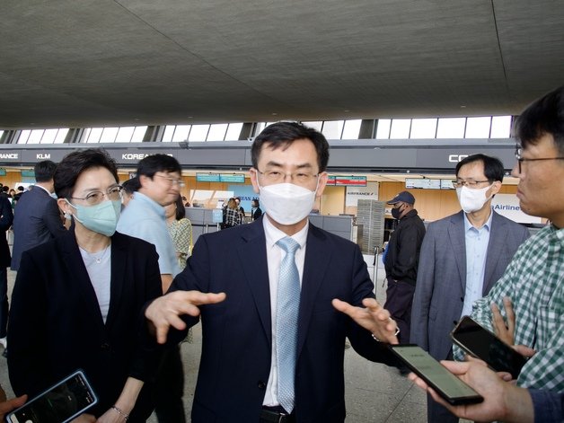 한국산 전기차 지원 제외 문제를 협의하기 위해 미국을 방문한 한국 정부대표단의 안성일 산업통상자원부 신통상질서전략실장이 지난달 31일(현지시간) 귀국하는 길에 워싱턴DC 인근 덜레스 국제공항에서 특파원들과 만나 질문에 답하고 있다. 워싱턴특파원단 제공