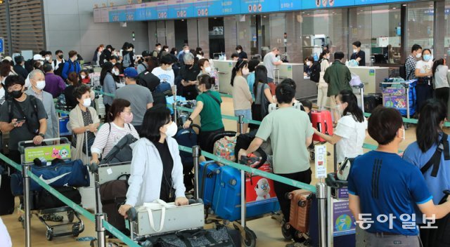 31일 인천공항 2터미널 출국장 대한항공 카운터에서 출국 수속을 하기 위해 여행객들이 길게 줄 지어 있다. 인천=전영한 기자 scoopjyh@donga.com