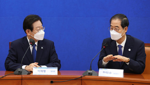 한덕수 국무총리(오른쪽)가 1일 오전 서울 여의도 국회에서 더불어민주당 이재명 대표와 환담하고 있다. 사진공동취재단