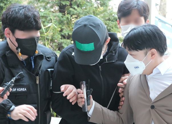 살인미수 등의 혐의를 받는 A 군(18)이 이날 오후 구속 전 피의자 심문을 받기 위해 인천지법에 모습을 드러냈다. 뉴스1