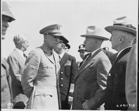 1945년 포츠담선언이 열린 독일을 방문한 해리 트루먼 대통령(오른쪽)과 그를 맞은 드와이트 아이젠하워 장군(왼쪽). 해리 트루먼 대통령 도서관 홈페이지