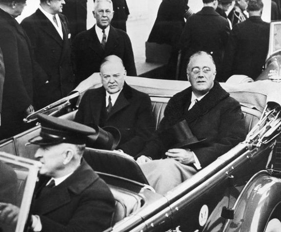 1933년 프랭클린 루즈벨트 대통령 취임식 때 허버트 후버 전임 대통령(왼쪽)과 루즈벨트 대통령(오른쪽). 프랭클린 루즈벨트 대통령 도서관 홈페이지
