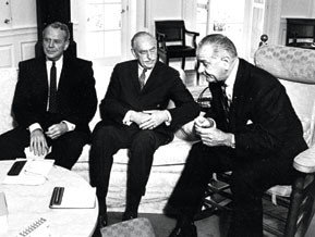 1968년 백악관에서 딘 애치슨 전 국무장관(가운데)과 함께 베트남전 전략에 대해 얘기를 나누는 린든 존슨 대통령(오른쪽). 위키피디아