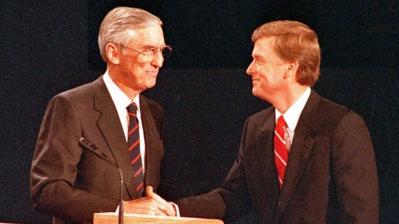 1988년 대선 부통령 후보 TV 토론에서 댄 퀘일 공화당 후보(오른쪽)와 로이드 벤슨 민주당 후보(왼쪽). 위키피디아