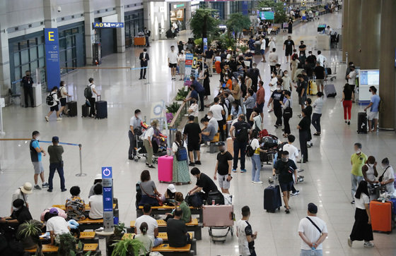 지난 17일 오전 인천국제공항 제1여객터미널 입국장이 해외 여행객들로 북적이고 있다. 2022.8.17/뉴스1 ⓒ News1