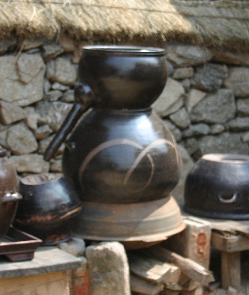 소주를 만드는 한국의 소줏고리 모습. 고려시대 때 소주는 ‘아랄길’이라 불렸는데, 몽고어로 증류시설을 뜻하는 ‘알렘빅’에서 영향을 받은 것으로 보인다. 사진 출처 위키피디아