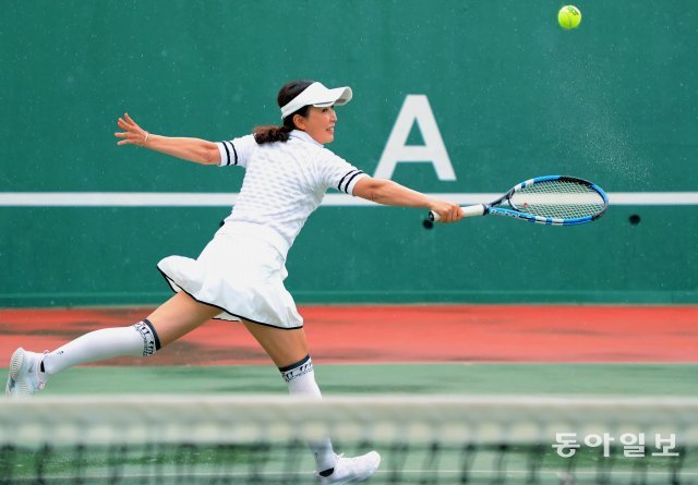 고미주씨는 29세 때 첫 대회에 나간 뒤 총 120번 넘게 우승해 아마추어 여성 테니스계의 최정점이다.  남양주=이훈구 기자  ufo@donga.com
