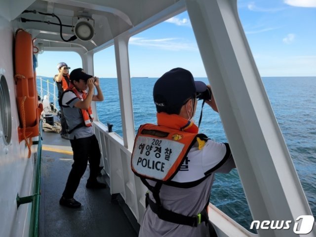 삼척해변 실종자 수색 중인 해경. 사진제공=동해해경. 뉴스1