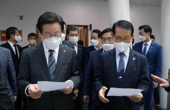 이재명 더불어민주당 당 대표가 2일 광주 서구 김대중컨벤션센터에서 열린 광주 현장 최고위원회의에 앞서 황일봉 공법단체 5·18부상자회장으로부터 건의문을 전달받고 있다. 2022.9.2/뉴스1