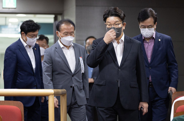 권성동 국민의힘 원내대표가 2일 오전 서울 여의도 국회 의원회관에서 열린 상임전국위원회에 참석하고 있다. 2022.9.2/뉴스1